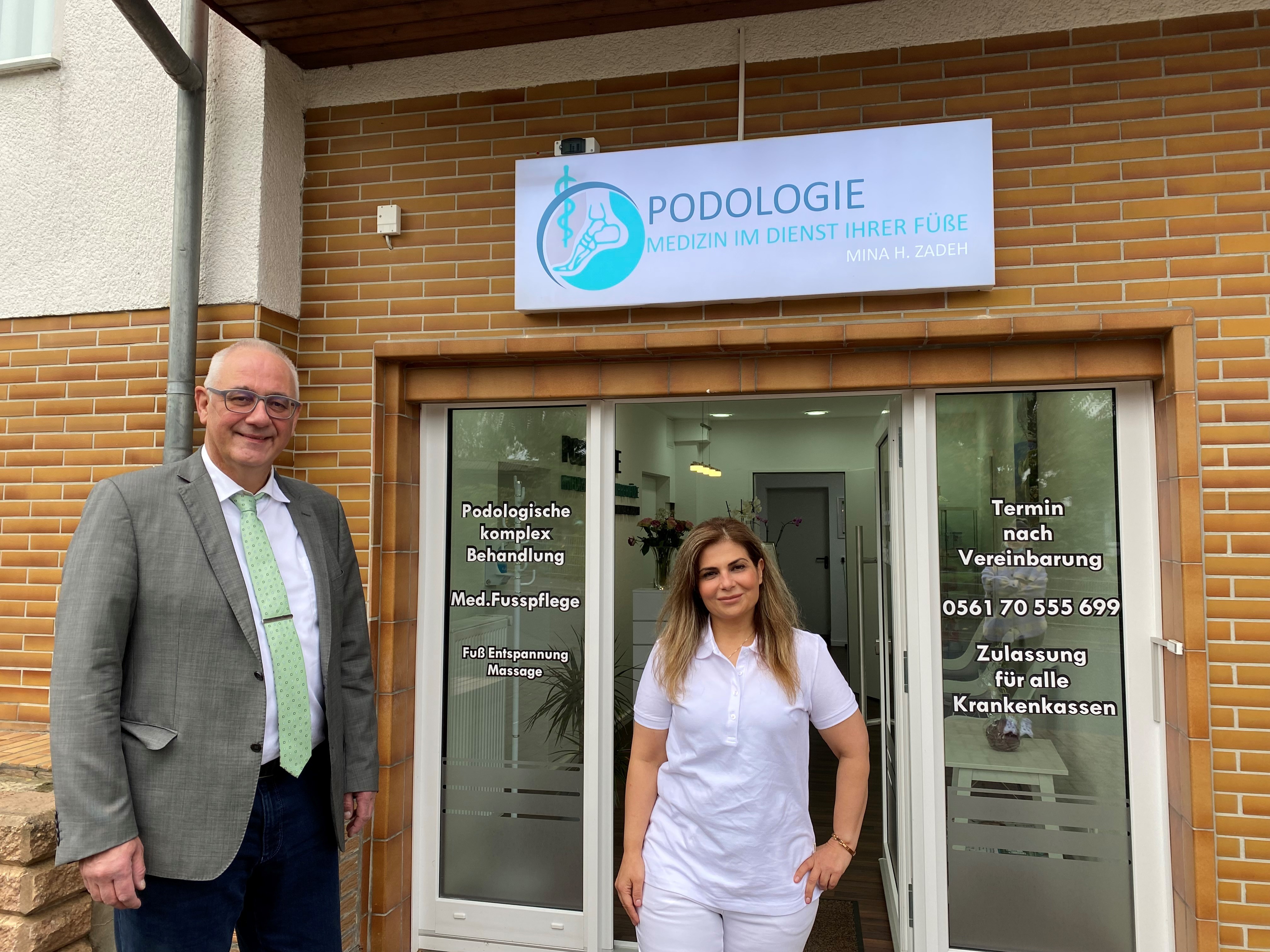 Bürgermeister Uwe Jäger besuchte am vergangenen Donnerstag die Podologie-Praxis von Mina Zadeh im Triftweg.