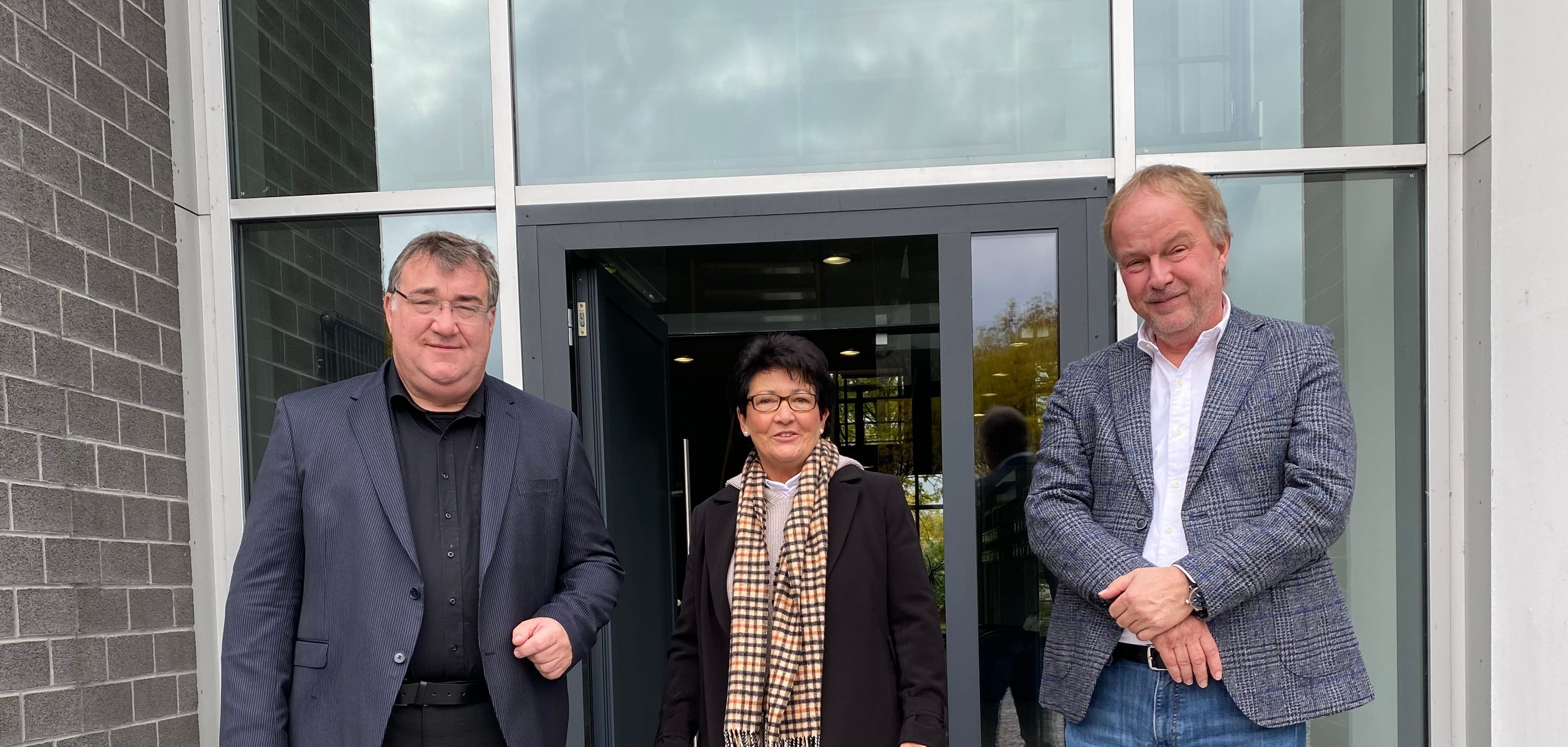 Geschäftsführer Carsten Heinecker (r.) der Firma „GUV Gesellschaft für Geohydraulik, Umweltberatung, Verfahrens- und Ingenieurtechnik mbH im Lohfeldener Gewerbegebiet zeigte der Ersten Beigeordnete der Gemeinde Lohfelden, Bärbel Fehr (M.), und dem Regierungspräsidenten des Regierungsbezirks Kassel, Mark Weinmeister (l.) den Unternehmensstandort in Lohfelden.